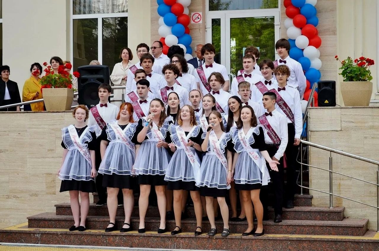 Депутат ЗСК Виктор Тепляков на последнем звонке в школе №7 Сочи