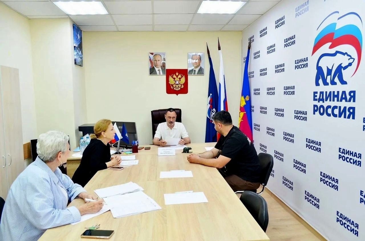 Депутат ЗСК Виктор Тепляков провёл приём граждан в Сочи