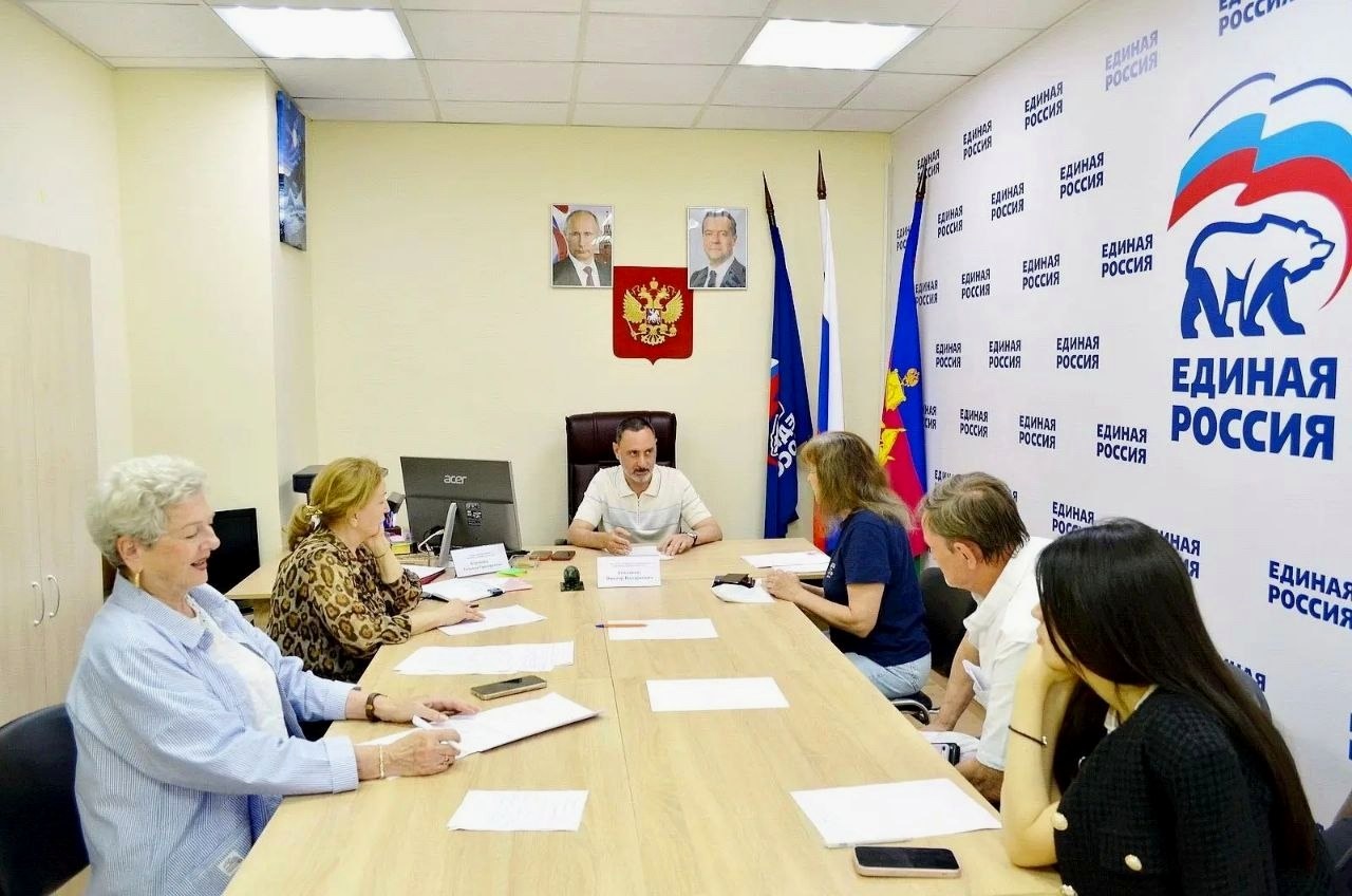 Депутат Законодательного Собрания Виктор Тепляков провёл приём граждан в Общественной приёмной