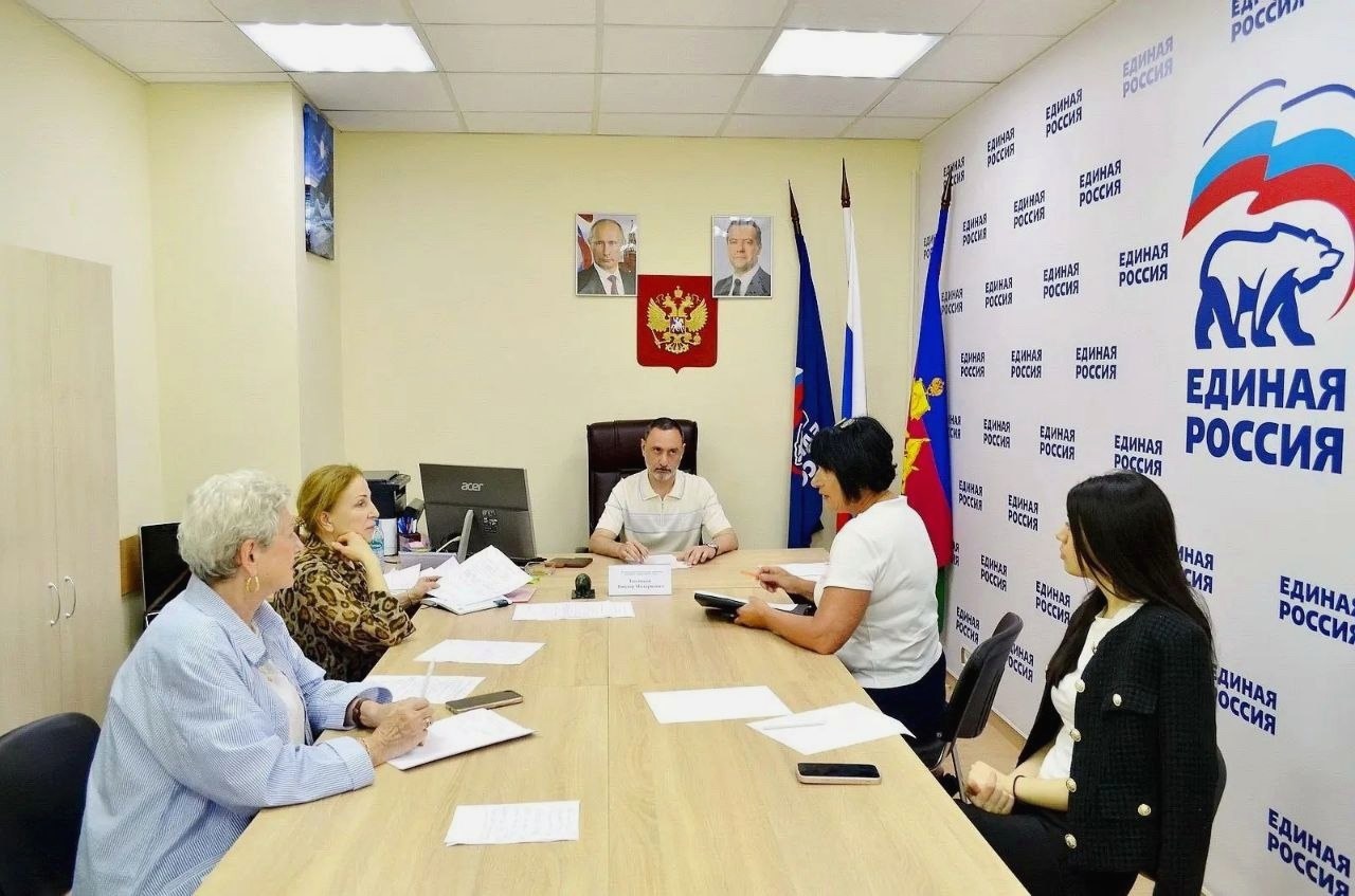 Депутат Законодательного Собрания Виктор Тепляков провёл приём граждан в Общественной приёмной