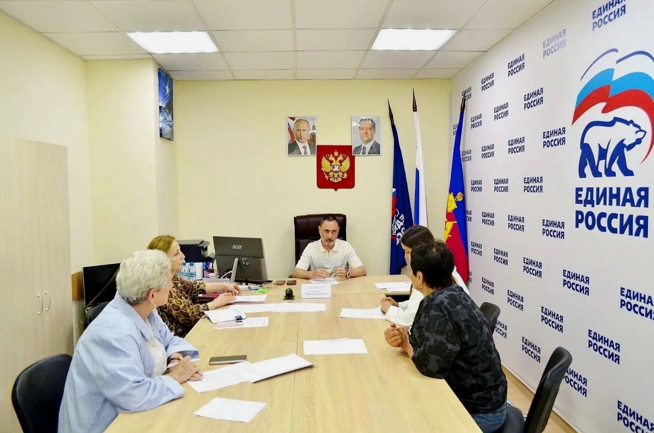 Депутат Законодательного Собрания Виктор Тепляков провёл приём граждан в Общественной приёмной