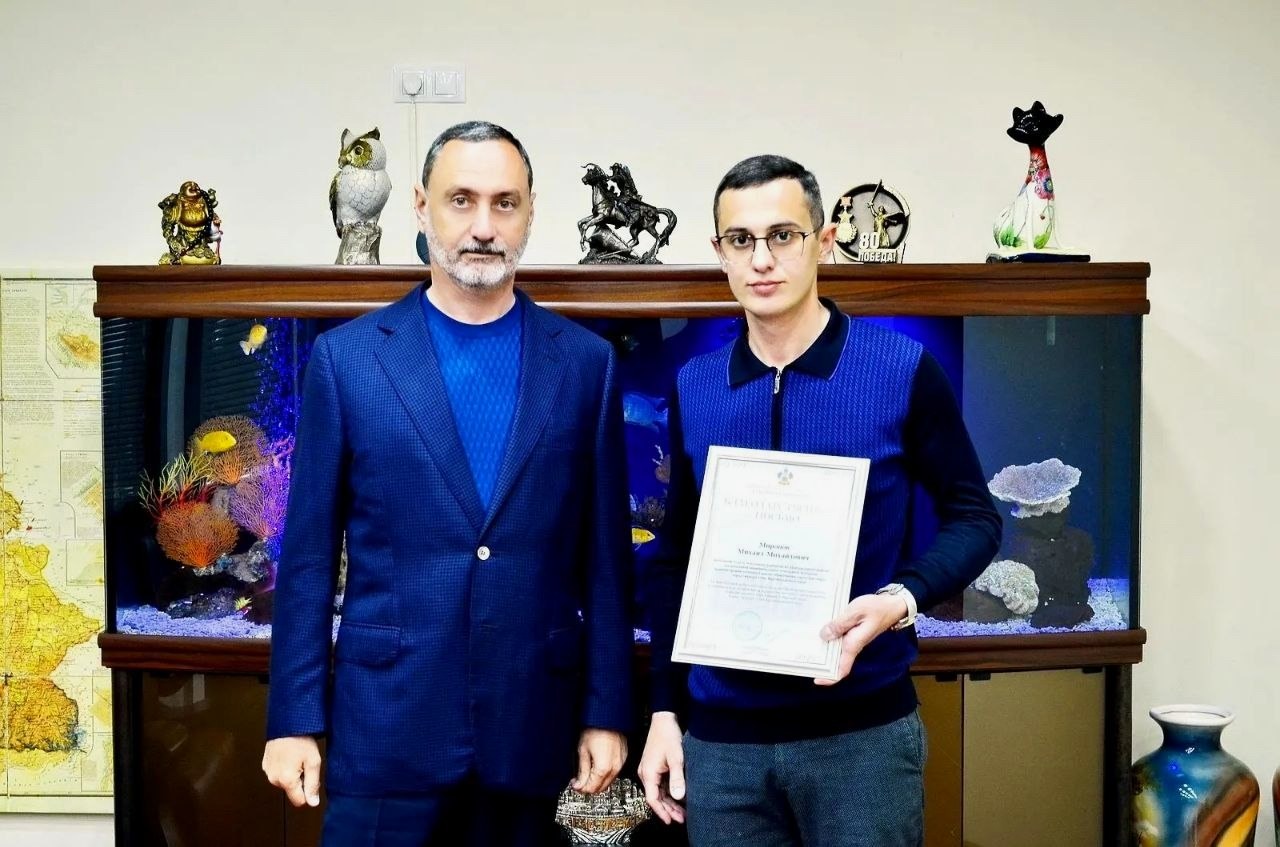 Депутат ЗСК Виктор Тепляков вручил Благодарности лучшим специалистам Сочи